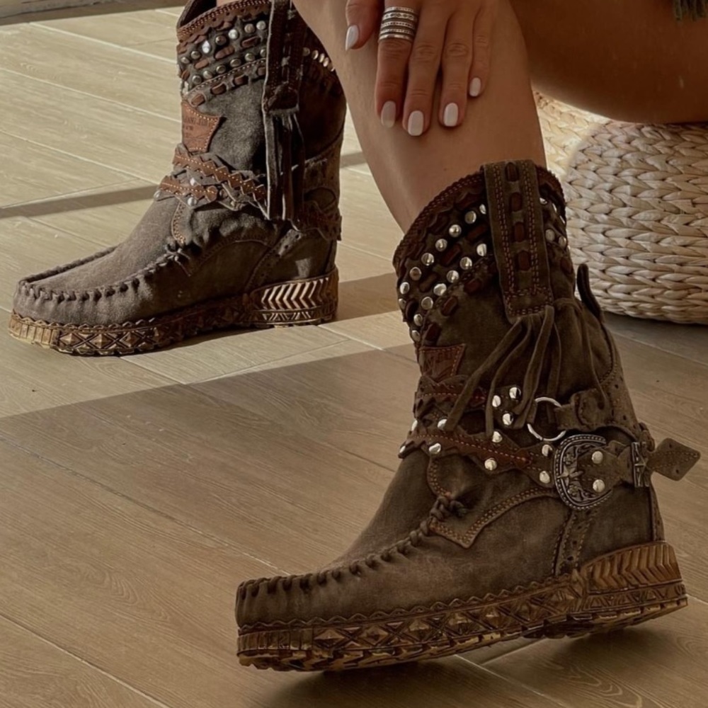 EL VAQUERO YARA Silverstone Couro
Wedge Moccasin Boots Suede Size 7 Tan NIB